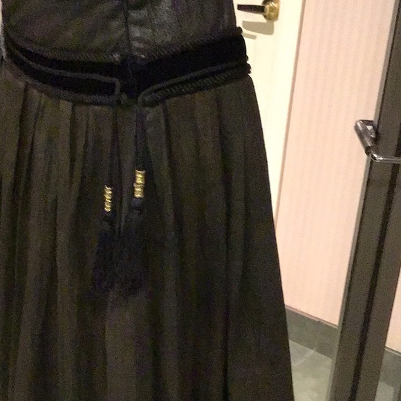💕💕Host Pick💕💕⬇️Greyish/black pleated skirts slightly asymmetric - Picture 3 of 5